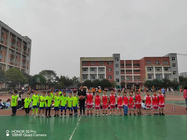 泸州十八中小学生篮球赛圆满落幕┃身体于赛场上飞驰,梦想在篮筐中盛放~~~(图22) 22.jpg