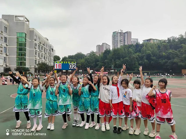 泸州十八中小学生篮球赛圆满落幕┃身体于赛场上飞驰,梦想在篮筐中盛放~~~(图23) 23.jpg