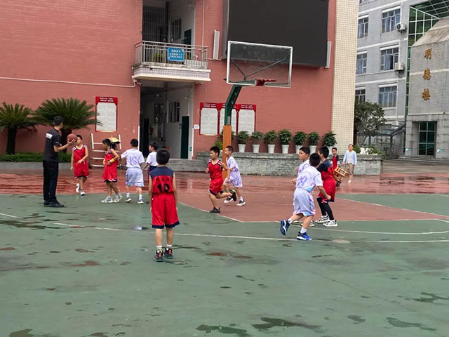 泸州十八中小学生篮球赛圆满落幕┃身体于赛场上飞驰,梦想在篮筐中盛放~~~(图29) 29.jpg