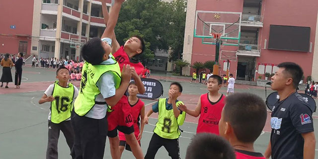 泸州十八中小学生篮球赛圆满落幕┃身体于赛场上飞驰,梦想在篮筐中盛放~~~(图39) 39.jpg