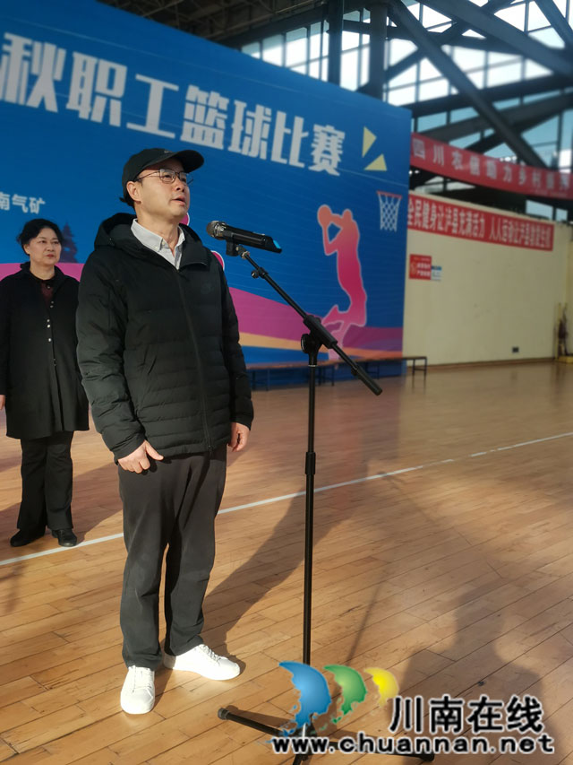 泸县举办三级社会体育指导员(健身气功)培训(图5) 泸县老年人体育协会常务副主席游书勇在培训班开班仪式上宣布培训班开班.jpg