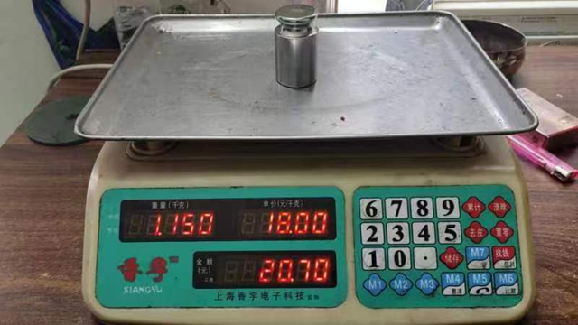 这三家摊贩使用“鬼秤”，遭了！
