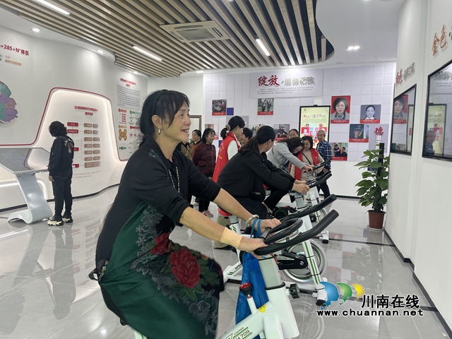 群众到古蔺县新时代文明实践中心体验“三色骑行”项目.jpg