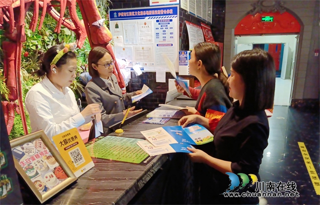 江阳区华阳街道广泛开展禁毒“六进”宣传(图1) 街道工作人员发放宣传单.jpg