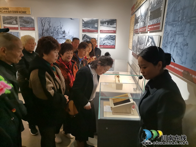 竹苑社区:追寻红色足迹 坚定理想信念(图1) 党员认真聆听讲解员讲解.jpg