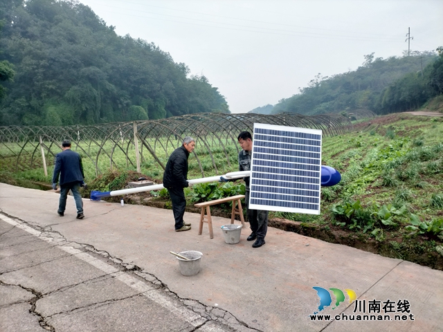 江阳区华阳街道西岸村: “光亮工程”照亮乡村路 温暖群众心(图1) 路灯安装现场.jpg