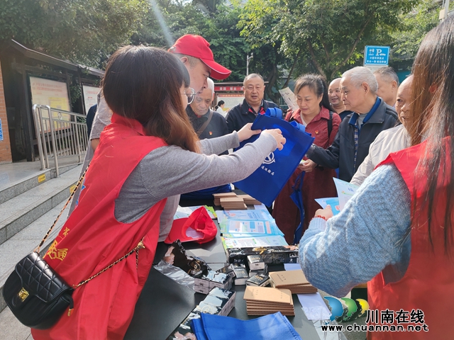 泸县玉蟾街道:电动车辆规范管理 文明城市我共建(图1) b292f2dbb289d76a0ae2ce9124367e9.jpg