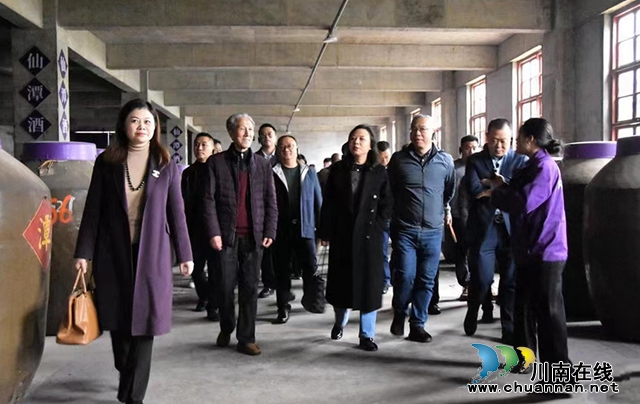 泸州两民主党派四基层组织 联合开展主题教育实践活动(图2) 参观仙潭酒厂.jpg