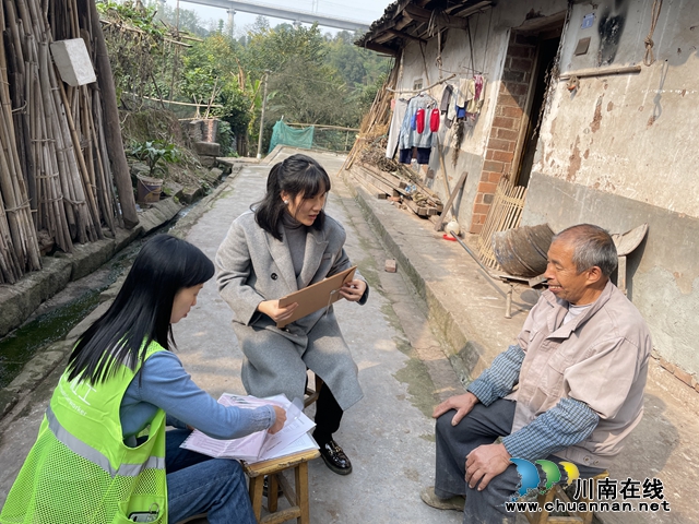 龙马潭区鱼塘街道抚琴台社区 开展低保入户核查工作(图1) 微信图片_20231129173455.jpg