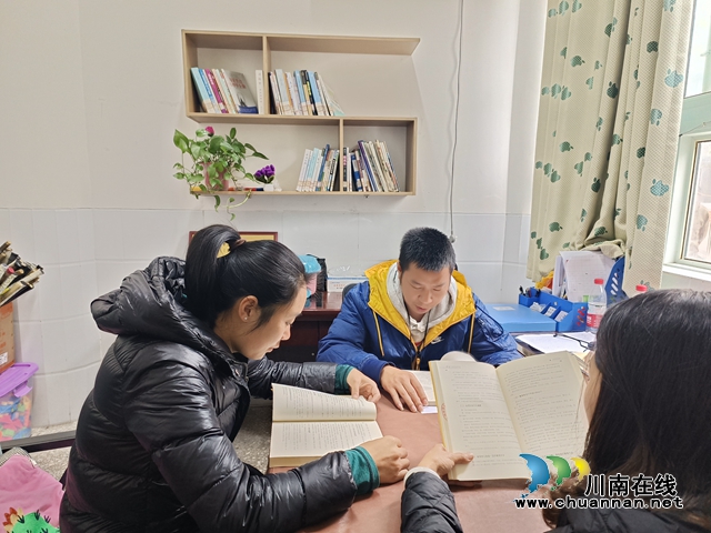 让学习成为一种生活方式 | 叙永银顶小学开展全民终身学习周系列活动(图2) 教师阅读.jpg