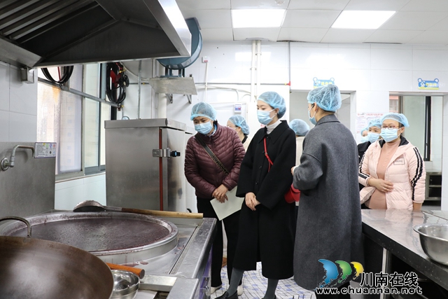 家委参观食堂 方丽.JPG