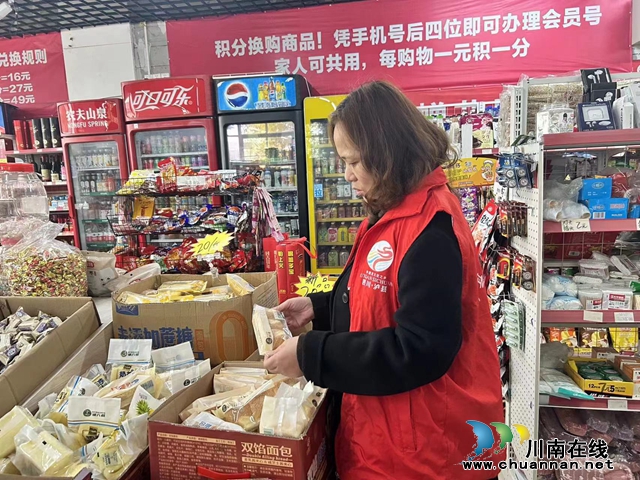泸县玉蟾街道开展食品安全和消防安全检查活动(图1) 9d70d15f8d2336893ddc4f2b2c1806d.jpg
