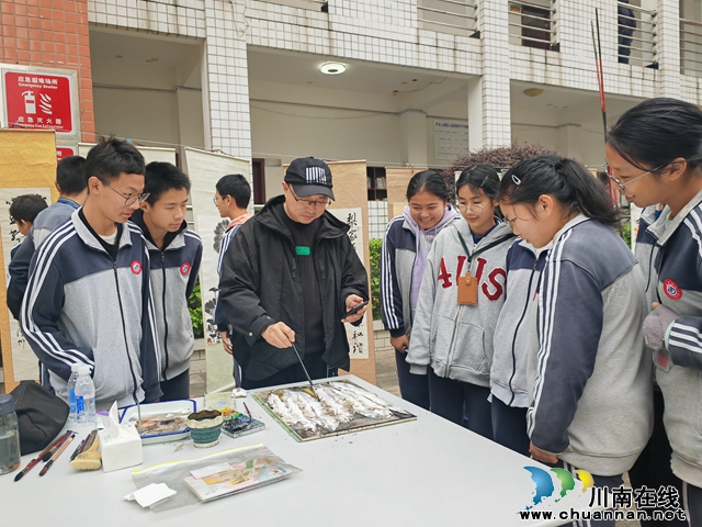 庚续振华风韵 诗吟高铁新城 | 泸县“中华诗词进校园”活动走进云锦镇中小学(图1) 现场绘画1(曾佐然摄).jpg