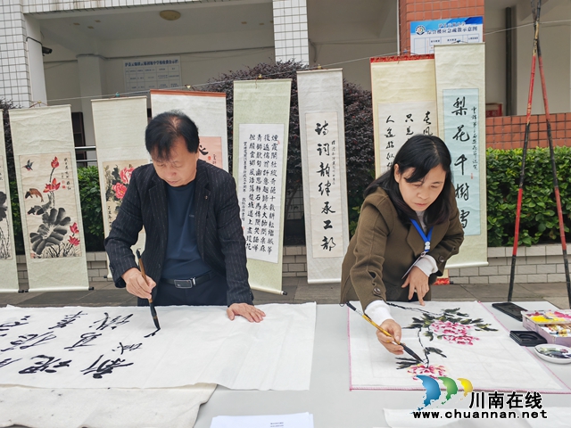 庚续振华风韵 诗吟高铁新城 | 泸县“中华诗词进校园”活动走进云锦镇中小学(图2) 现场为学校创作书法绘画作品1(曾佐然摄).jpg