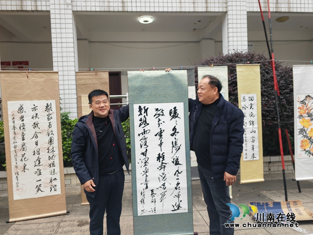 庚续振华风韵 诗吟高铁新城 | 泸县“中华诗词进校园”活动走进云锦镇中小学(图5) 赠送诗词书法作品(曾佐然摄).jpg