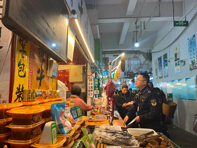 禁用第一天,泸州开展“生鲜灯”突击检查(图2) 2.jpg