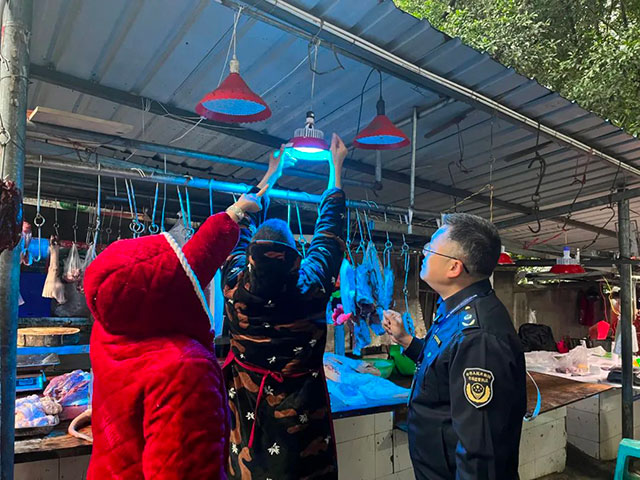 禁用第一天,泸州开展“生鲜灯”突击检查(图3) 3.jpg