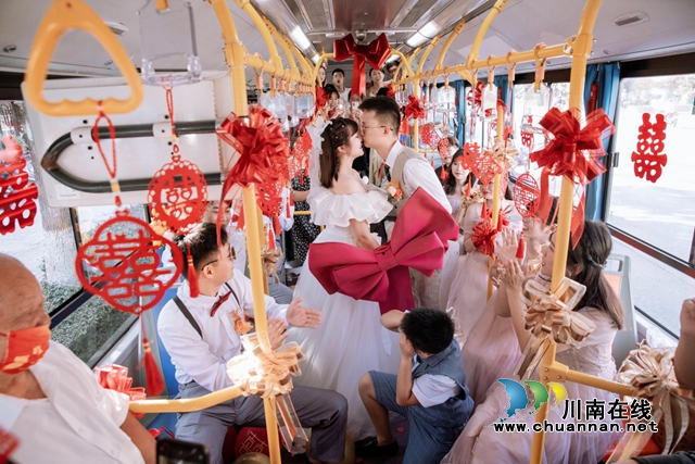 古蔺:乡风文明“赋加值”,和美画卷“高颜值”(图10) 泸州市古蔺县新婚夫妇公交车作婚车“低碳”迎新婚.jpg