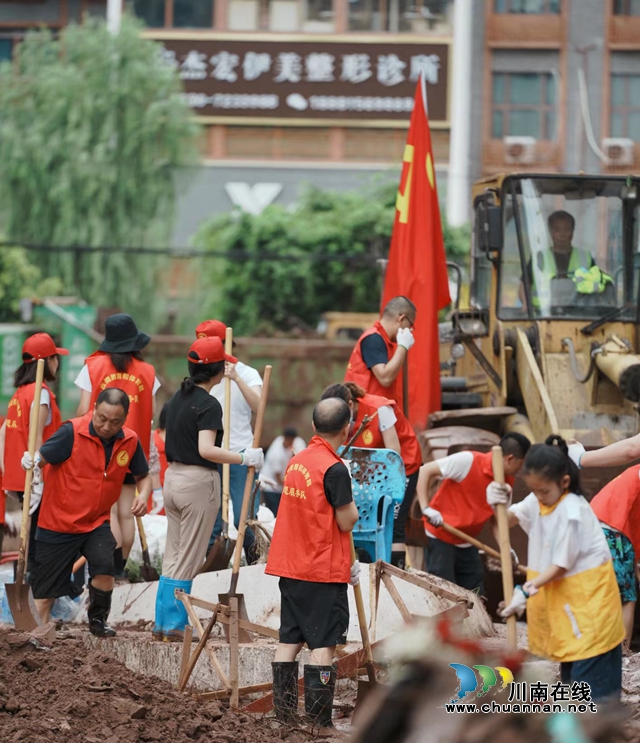 古蔺:乡风文明“赋加值”,和美画卷“高颜值”(图8) 古蔺县“7·27”暴雨抢险救灾中的志愿者.jpg