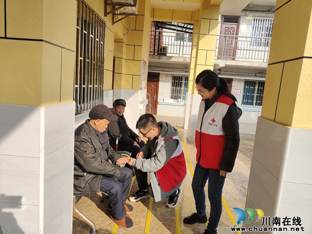 泸县立石镇:敬老爱老 红十字志愿者在行动(图1) cf33093aff3189d45eed91c7772d457.jpg