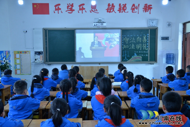 观看《国家宪法日中小学宪法晨读活动直播》暨“学宪法  讲宪法”主题班会1.JPG