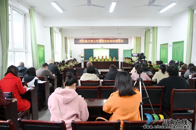 叙永县龙凤镇中心小学校举行综合实践课“萝卜当家”(图1) DSC_7880_副本.jpg