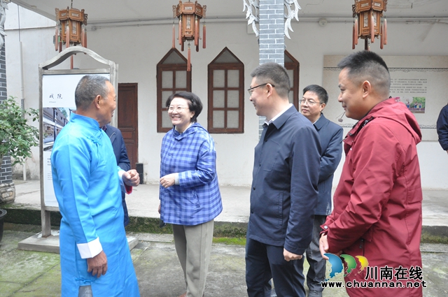 作家们在屈氏庄园采风（孙尚暄摄）.jpg