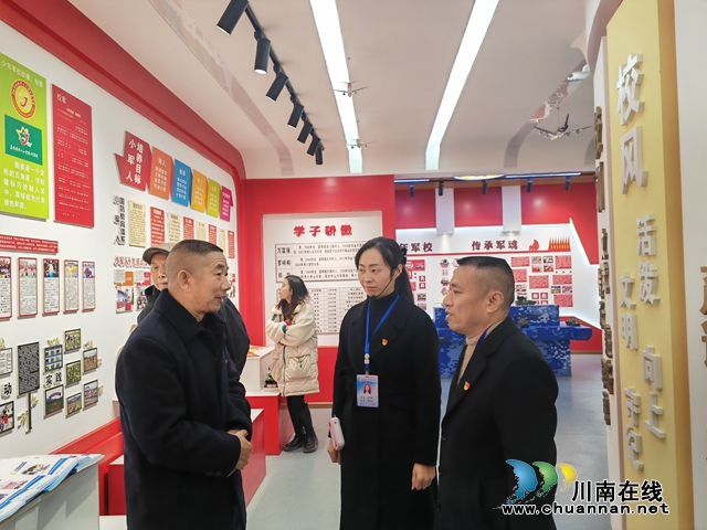 参观校史馆（曾佐然摄）.jpg