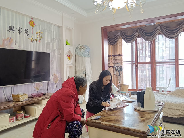 社区工作人员入户核实具体情况.JPG