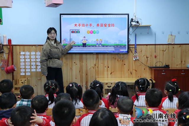 教师讲解交通安全知识（陈聪蓉）.JPG