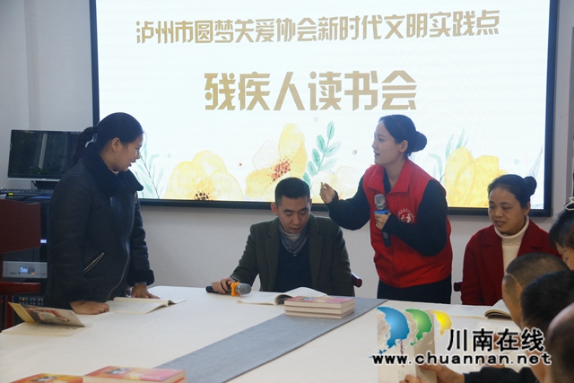 大家在读书会上阅读和分享 (2).JPG