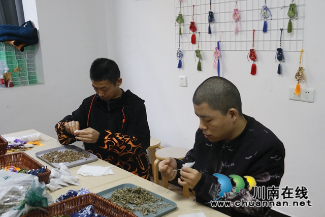 辅助性就业：制作香囊.JPG