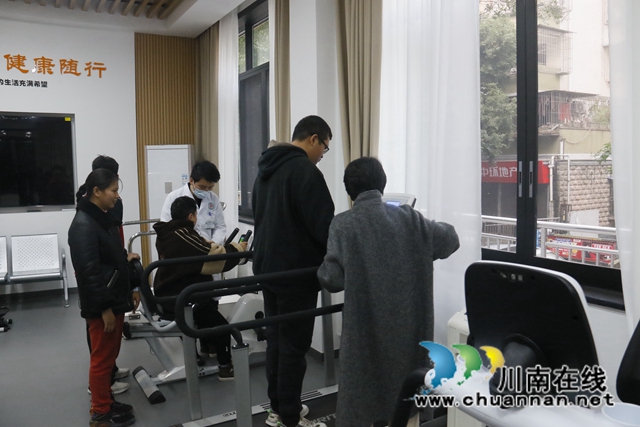 在志愿者带领下进行健身运动 (2).JPG