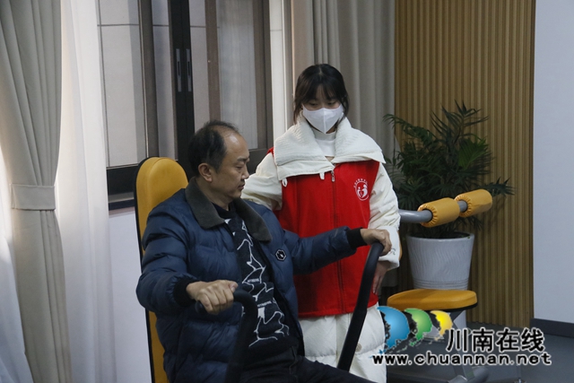 在志愿者带领下进行健身运动 (4).JPG