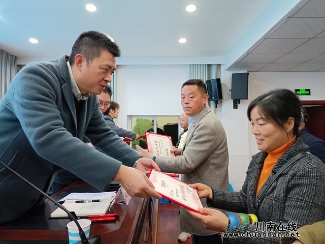 泸县人力资源和社会保障局副局长田耘（左一）为泸县2023年新认定的返乡入乡创业明星颁发证书.jpg