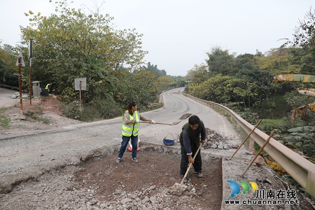 在泸州市龙马潭区胡蜀路次差路项目整治施工现场，道路南半幅已经封闭，施工人员正在开展老路病害处理作业，过往车辆在道路北半幅有序通行……此次隐患治理是龙马潭区农村公路提档升级的又一个场景。.JPG