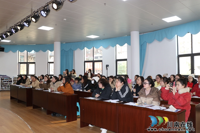 叙永县永宁幼儿园与泸县学前教育骨干教师共同开展自主游戏研讨交流(图2) 参会教师.jpg