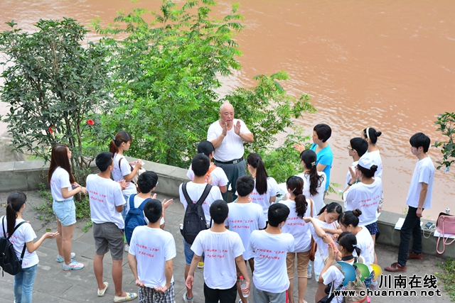 胡敬华在太平渡为川北医学院学生讲红军故事.jpg