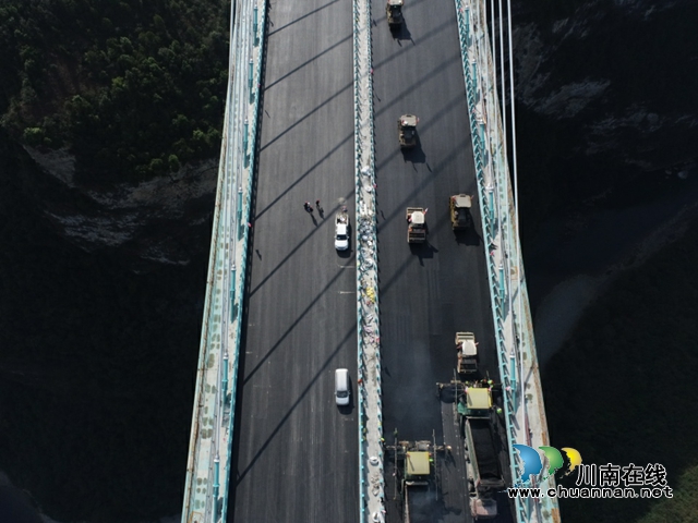 古金高速斜拉桥赤水河特大桥油面顺利铺筑完成(图9) DJI_0057_副本.jpg