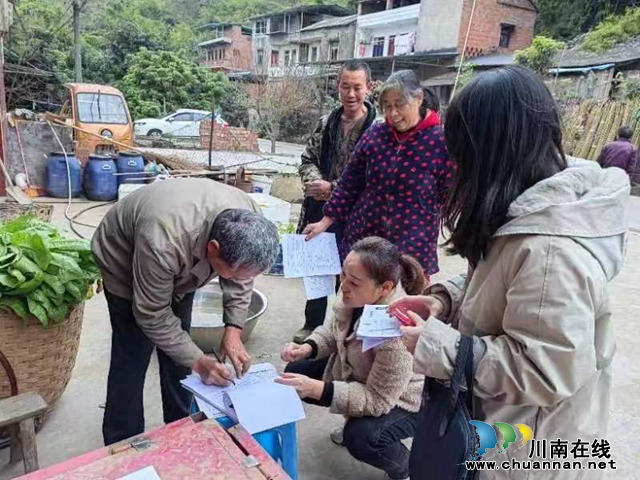工作人员向群众核实信息.png