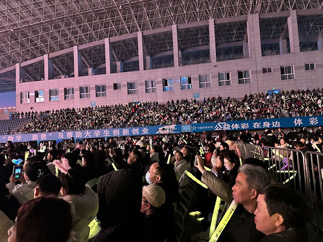 万人嗨唱!宜宾跨年演唱会火火火!(图4) 4.jpg