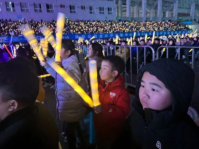 万人嗨唱!宜宾跨年演唱会火火火!(图5) 5.jpg