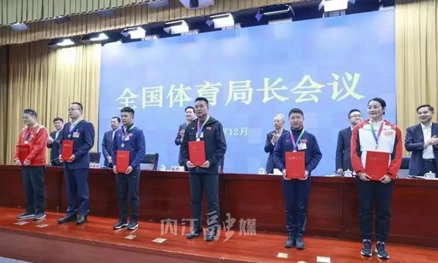 获国家级表彰！资中女足总教练进京