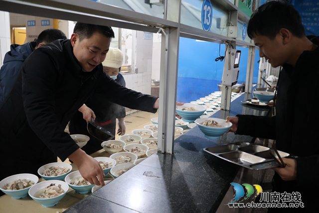 1成校为学生端菜.JPG