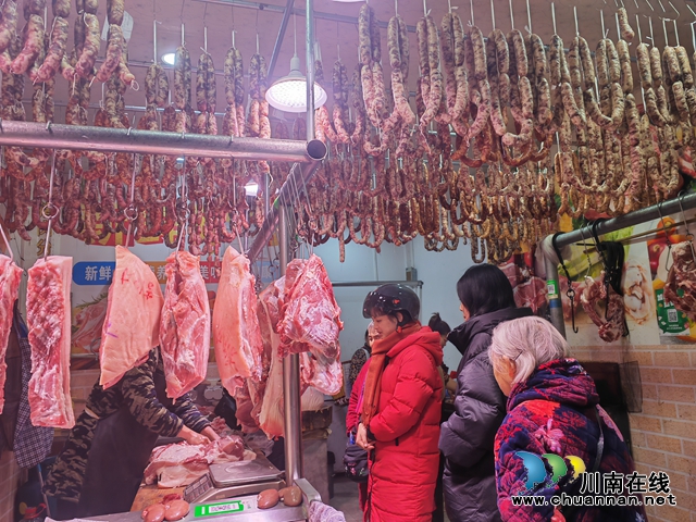 泸县市民购买猪肉、制作香肠、腌肉（曾佐然摄）.jpg