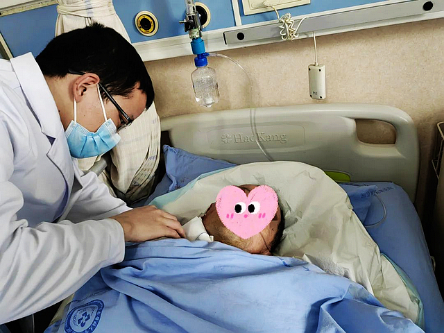 罕见！近20年膨胀22倍，大爷脖子上长出一个“柚子”！