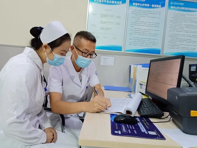 男娃儿也能当护士？对，他还是个博士