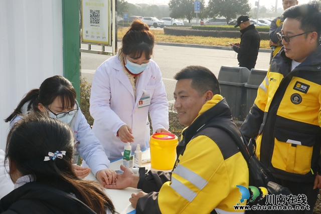 户外劳动者慰问活动 (2).JPG