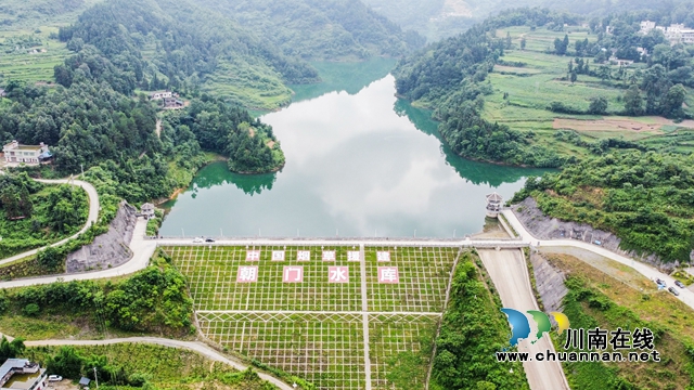 一池活水润乌蒙 乡村振兴路更宽(图2) 古蔺县朝门水库正面全景.jpg