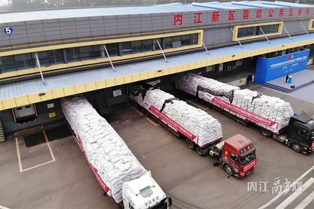 驶入“中巴经济走廊”!巴基斯坦182吨干辣椒已入库内江——(图2) 2.jpg